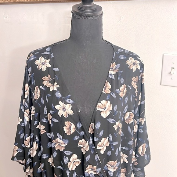 Torrid Plus Size Floral V Neck Tunic, Sz. 4. - Picture 2 of 8